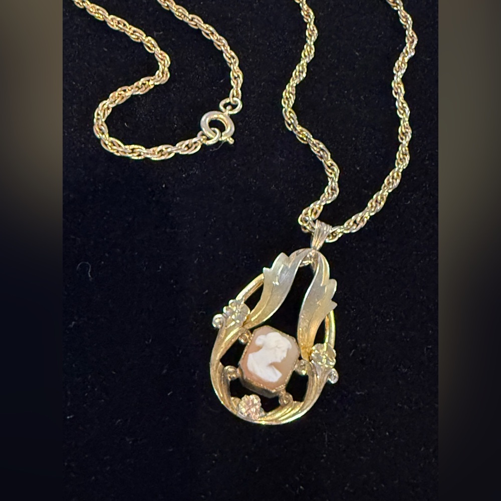 Vintage Gold-Tone Cameo Pendant Necklace On Chain - Picture 3 of 5
